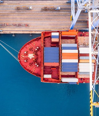 Direito Marítimo e Portuário foto Navio de carga no porto